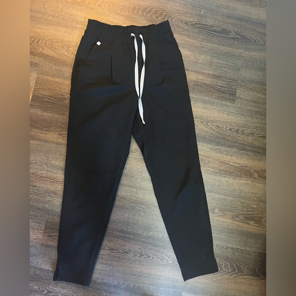Black Figs Scrub Pant, tapered leg.